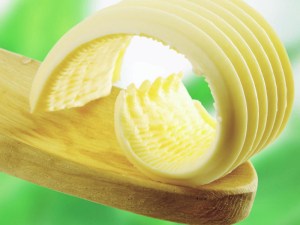 Standardní margarín na převalování, lehké máslové aroma (předkrájený na 1 kg pláty)